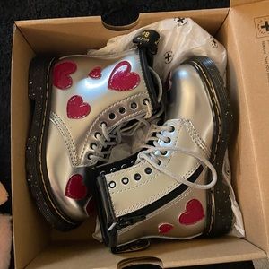 Size 9Kids DR.MARTEN boots NEW!